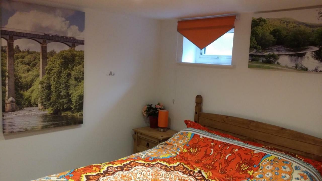 LlandeglaWelsh Row House公寓 外观 照片